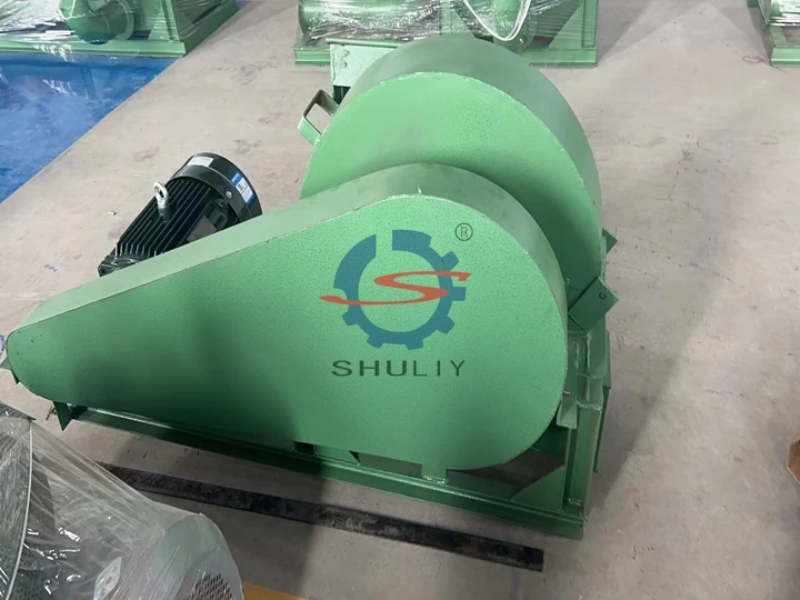 Máquina afeitadora de madera en la fábrica Shuliy