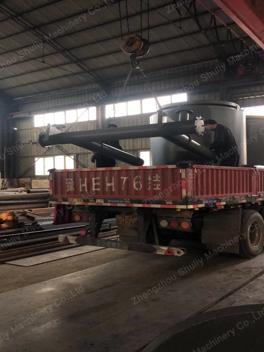 Carregamento de máquina de carvão de madeira para transporte