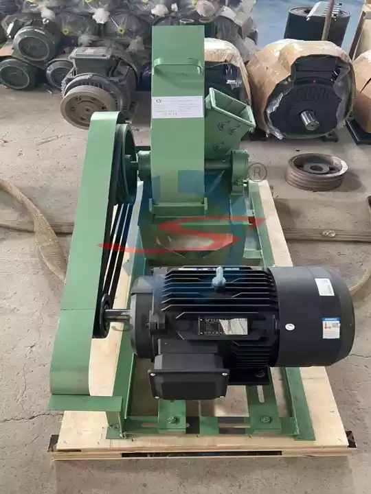 ماكينة تقطيع أخشاب صغيرة للاستخدام في المزرعة